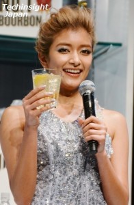 レモンをちょっと絞ったジムビームを片手に　ローラ