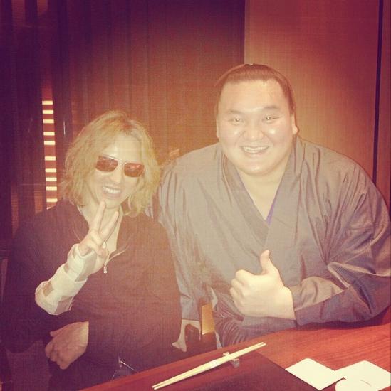 【エンタがビタミン♪】YOSHIKIが白鵬関と“飲みくらべ”。高級ワインや焼酎を10本以上空ける酒豪ぶり。