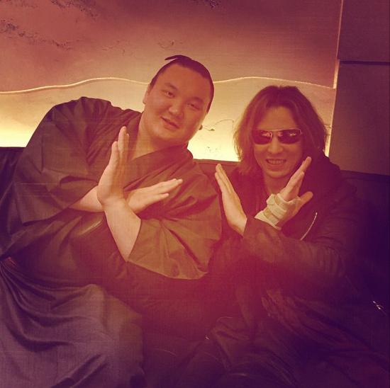 Xポーズする白鵬関とYOSHIKI（画像は『instagram.com/yoshikiofficial』より）