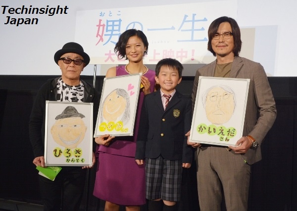 子役・若林瑠海が描いた似顔絵を持って　左から廣木隆一監督、榮倉奈々、若林瑠海、豊川悦司