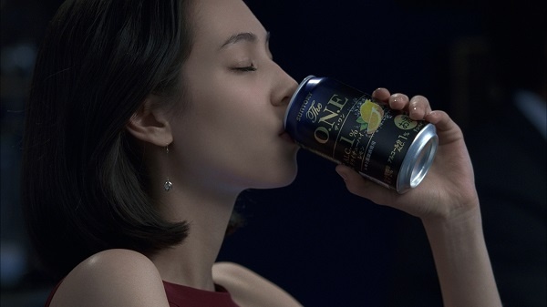 『The O.N.E』を美味しそうに飲む水原希子