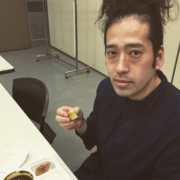 【エンタがビタミン♪】ピース・又吉、パイナップルヘアーでの楽屋ショットに「男前」「顔色が…」と反響。