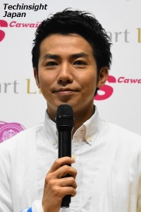 しきりに藤後夏子を口説く、綾部祐二