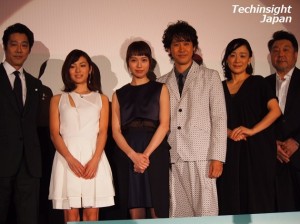 映画『駆込み女と駆出し男』の完成披露試写会で。左から堤真一、内山理名、戸田恵梨香、大泉洋、神野三鈴、原田眞人監督。