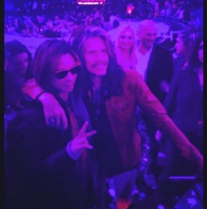 YOSHIKIと肩を組むスティーヴン・タイラー（画像はYOSHIKI Instagramより）