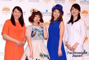 『Suhada Beauty Award 2015』の受賞者3人（杉山愛、千秋、吉田ちか）とラ ロッシュ ポゼ UVAアンバサダー友利新先生