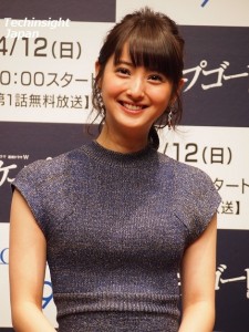 笑顔がキュートな佐々木希。スタイリストアシスタントの役に。