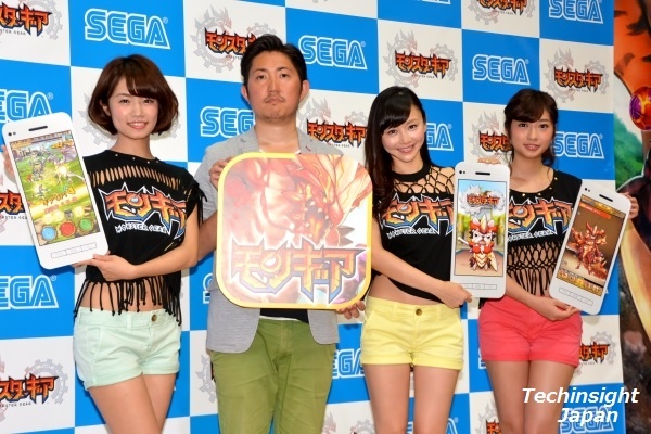 『モンスターギア』のプロデューサー中村奏良氏とモンギアガールズの3人菜乃花、杉原杏璃、大貫彩香