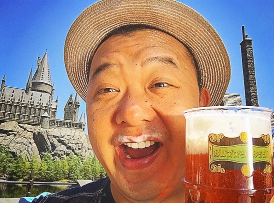 バタービールを飲む木下隆行（画像は『木下隆行 Instagram』より）