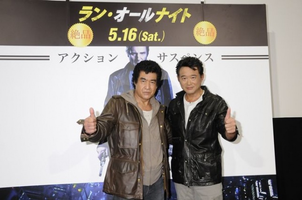 リーアム・ニーソン風にキメた、藤岡弘、と船越英一郎（C）2015 WARNER BROS. ENTERTAINMENT INC.