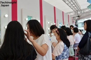 “WONDER MAKEUP LAND”でメイクレッスンを受ける女子