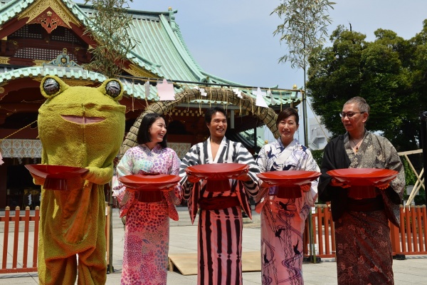  盃を手にしたKAERUくん（三元雅芸）、成海璃子、市原隼人、高島礼子、三池崇史監督