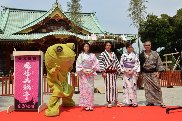 浴衣姿で登場した成海璃子、市原隼人、高島礼子、三池崇史監督