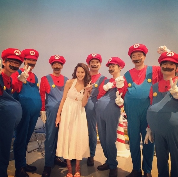 まるで“ピーチ姫”？　7人の“マリオ”に囲まれた河北麻友子（画像は『河北麻友子 Instagram』より）