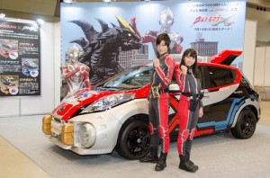 日産ブース内、特捜車両“ジオアトス”と、ウルトラマンエックス、高橋健介、坂ノ上茜