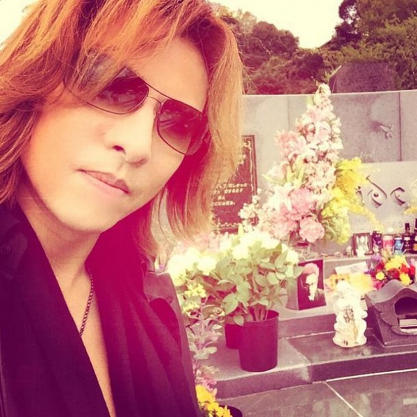 HIDEのお墓を訪れたYOSHIKI（画像は『YOSHIKI Instagram』より）