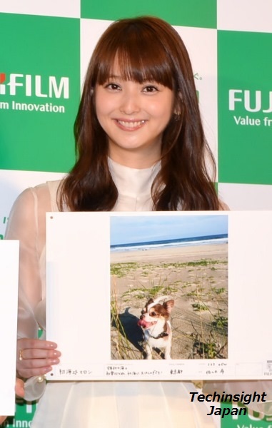 大好きな愛犬マロンと今年初めての海で撮った写真　佐々木希