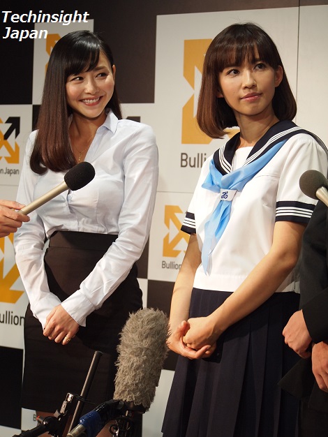 囲み取材に応じる杉原杏璃と優木まおみ