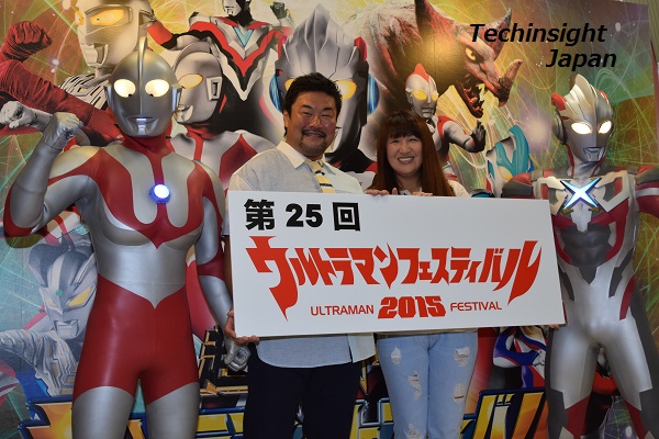 （左から）ウルトラマン、佐々木健介、北斗晶、ウルトラマンエックス