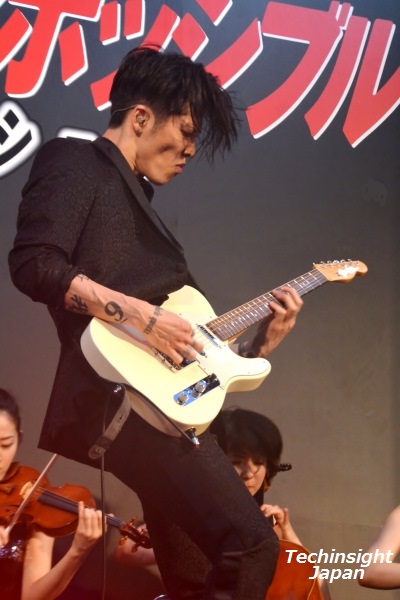 迫力ある演奏を披露した　MIYAVI