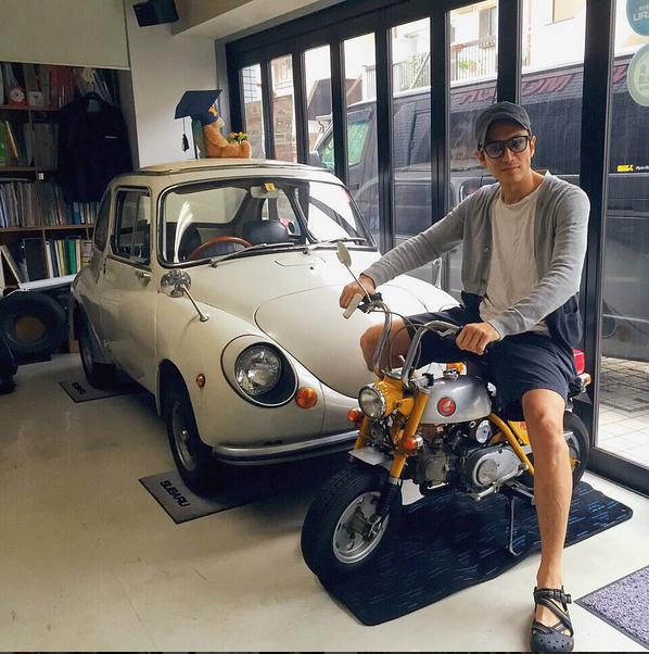 クラシックバイクにまたがる伊勢谷友介（画像は『伊勢谷友介 Instagram』より）