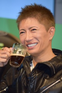 『ネスカフェ ドルチェ グスト ドロップ 』でいれたコーヒーを試飲する、GACKT