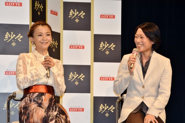 『紗々』トークで盛り上がる　華原朋美と堀木エリ子氏