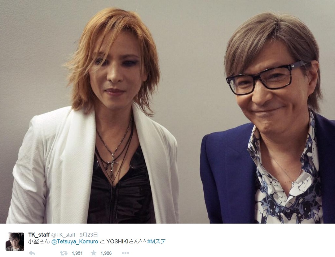 YOSHIKIと並んで“V2”を懐かしむ小室哲哉（画像は『TK_staff ツイッター』のスクリーンショット）