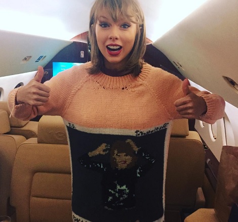 テイラー・スウィフト、ファンの手編みセーターを着てポーズ（画像はinstagram.com/taylorswiftより）