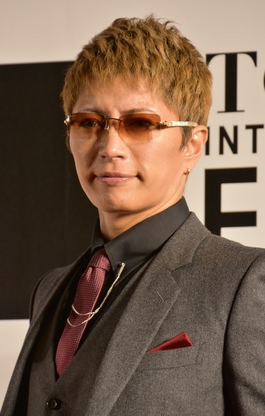 レッドカーペットに映えるGACKT