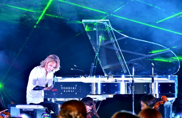 ファンの熱い視線を受けながら『Forever Love』を披露したYOSHIKI