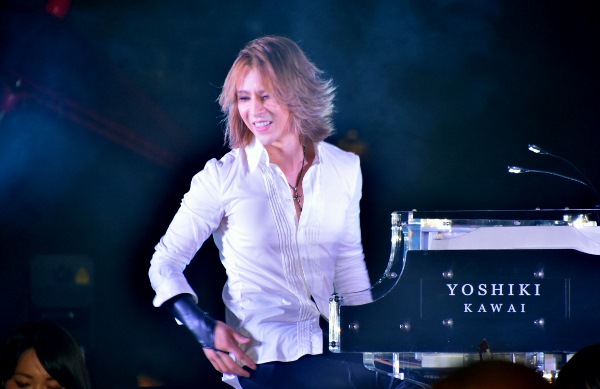 【エンタがビタミン♪】YOSHIKI、野外の生演奏に「寒い」。オークションの高額落札には唖然。