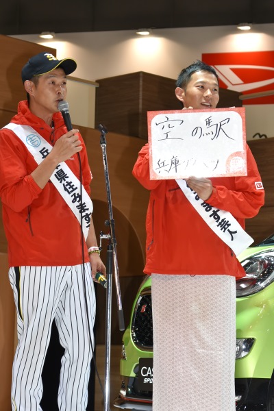 兵庫県住みます芸人の山田スタジアム（左）と月亭八斗（右）