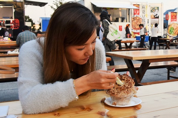 ティラミスかき氷の中にはパンナコッタのジェラートが入っている