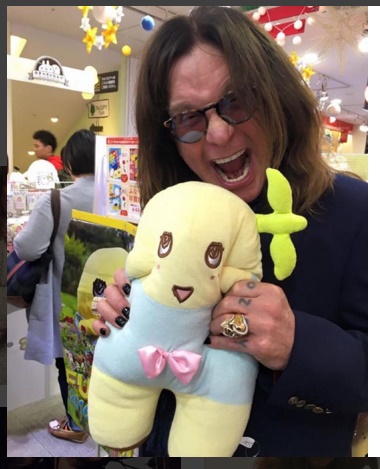 ふなっしーのぬいぐるみを抱えるオジー・オズボーン（画像は『Ozzy Osbourne @ozzyosbourne Instagram』より）