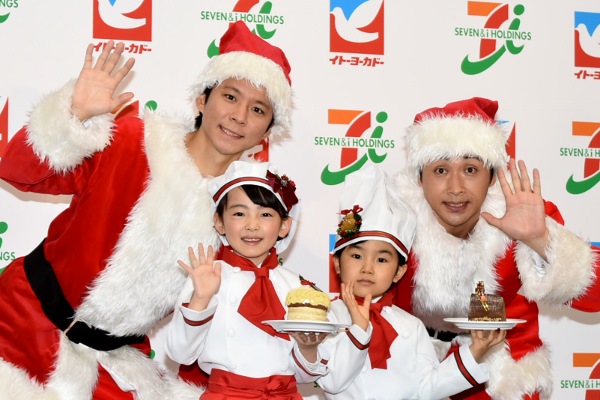 サンタ姿のアンジャッシュ（渡部建・児嶋一哉）とパティシエに扮した住田萌乃、寺田心