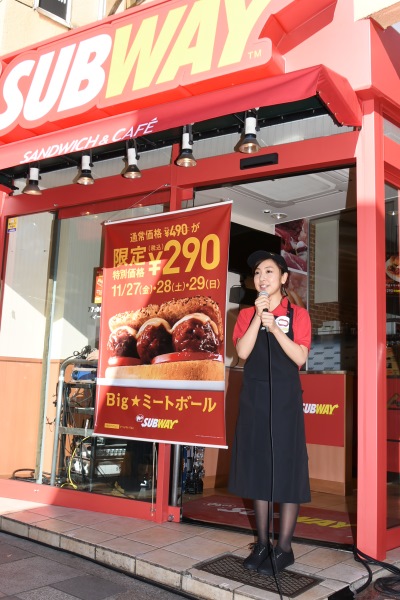 店長として商品のPRをする　板野成美