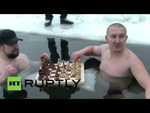 ロシアの湖に入りチェスをする男性達（画像はYouTubeのサムネイル）