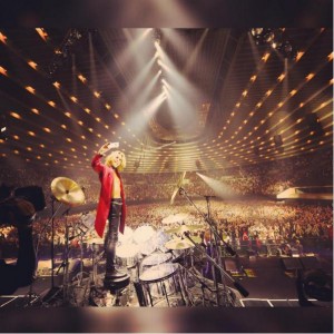 大阪公演で自撮りするYOSHIKI（画像は『YOSHIKI Instagram』より）