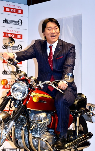 「愛を感じる」というバイクにまたがり笑顔を見せた　松井秀喜