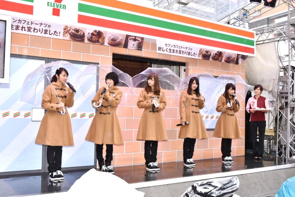 あいにくの天気のなか、イベントに登壇した乃木坂46のメンバー