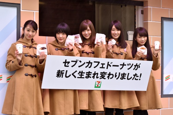 お揃いのベージュのダッフルコートがよく似合う乃木坂46・桜井玲香、生駒里奈、白石麻衣、高山一実、秋元真夏（左から）