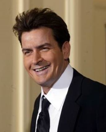 チャーリー・シーン、精神疾患も？（出典：https://ja-jp.facebook.com/CharlieSheen）