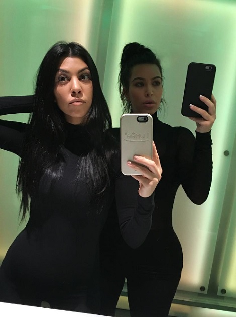 キム（右）の顔が変わった？（出典：https://www.instagram.com/kourtneykardash）