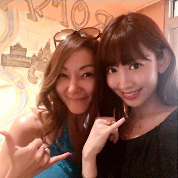 マキ・コニクソンさんと小嶋陽菜。（出典：https://www.instagram.com/makikonikson/）