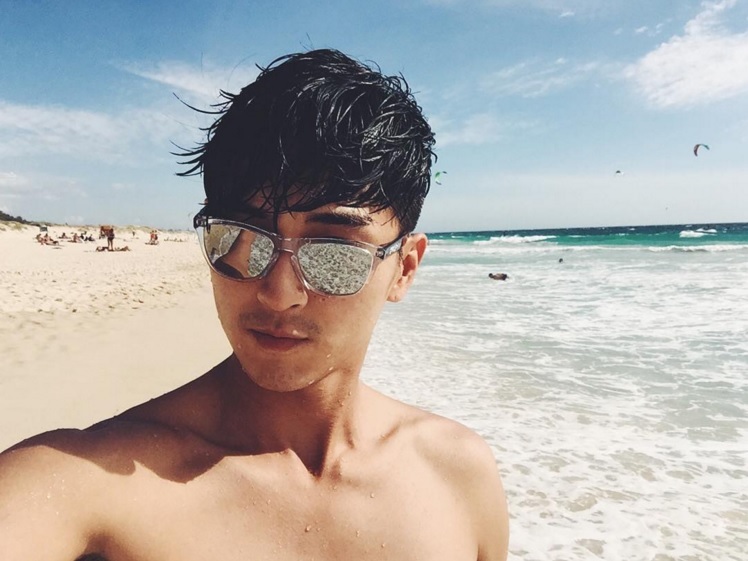 パースの海を背にした松田翔太（出典：https://www.instagram.com/shota_matsuda）