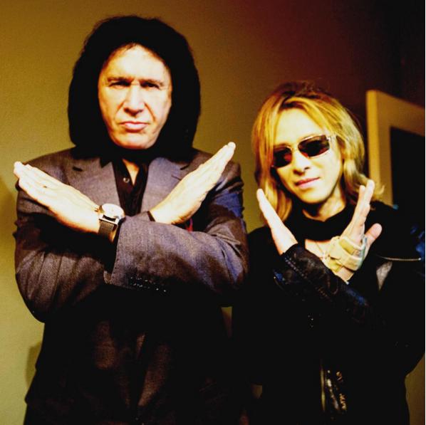 【エンタがビタミン♪】YOSHIKIがジーン・シモンズと“X”ポーズ　KISSへ敬意示す