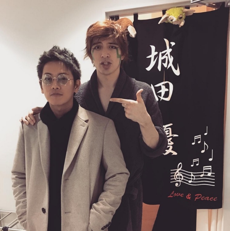 城田優の楽屋を訪れた佐藤健（出典：https://www.instagram.com/yu_shirota）