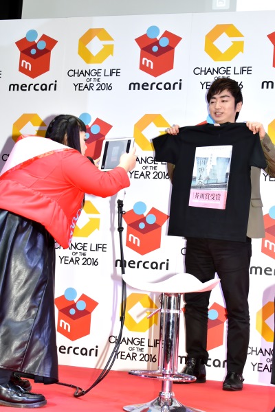 メルカリに出品する羽田圭介氏のTシャツを撮影する　渡辺直美