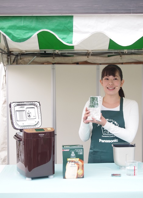 『Panasonic BREND ＆ COFFEE STAND with AMAZING COFFEE』のブースのデモンストレーション